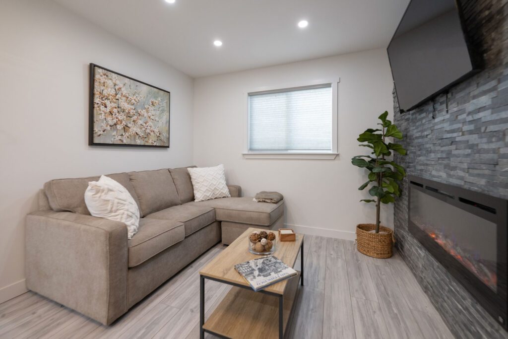 Living room with L-shaped sofa and wall mounted tv